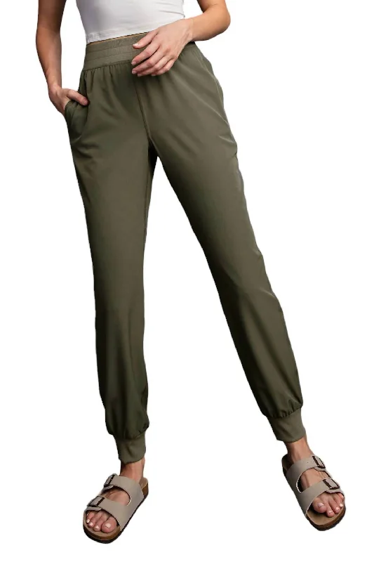 Friends and Family Sale Mid Rise Jogger Pants In Army Green